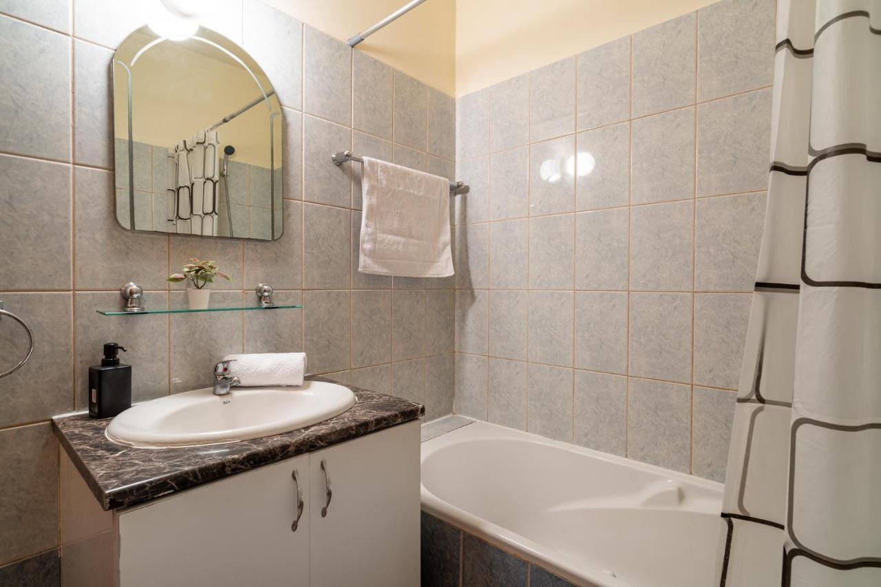 Celine'S 2 Bedrooms Apartment In Larnaca Center Esterno foto