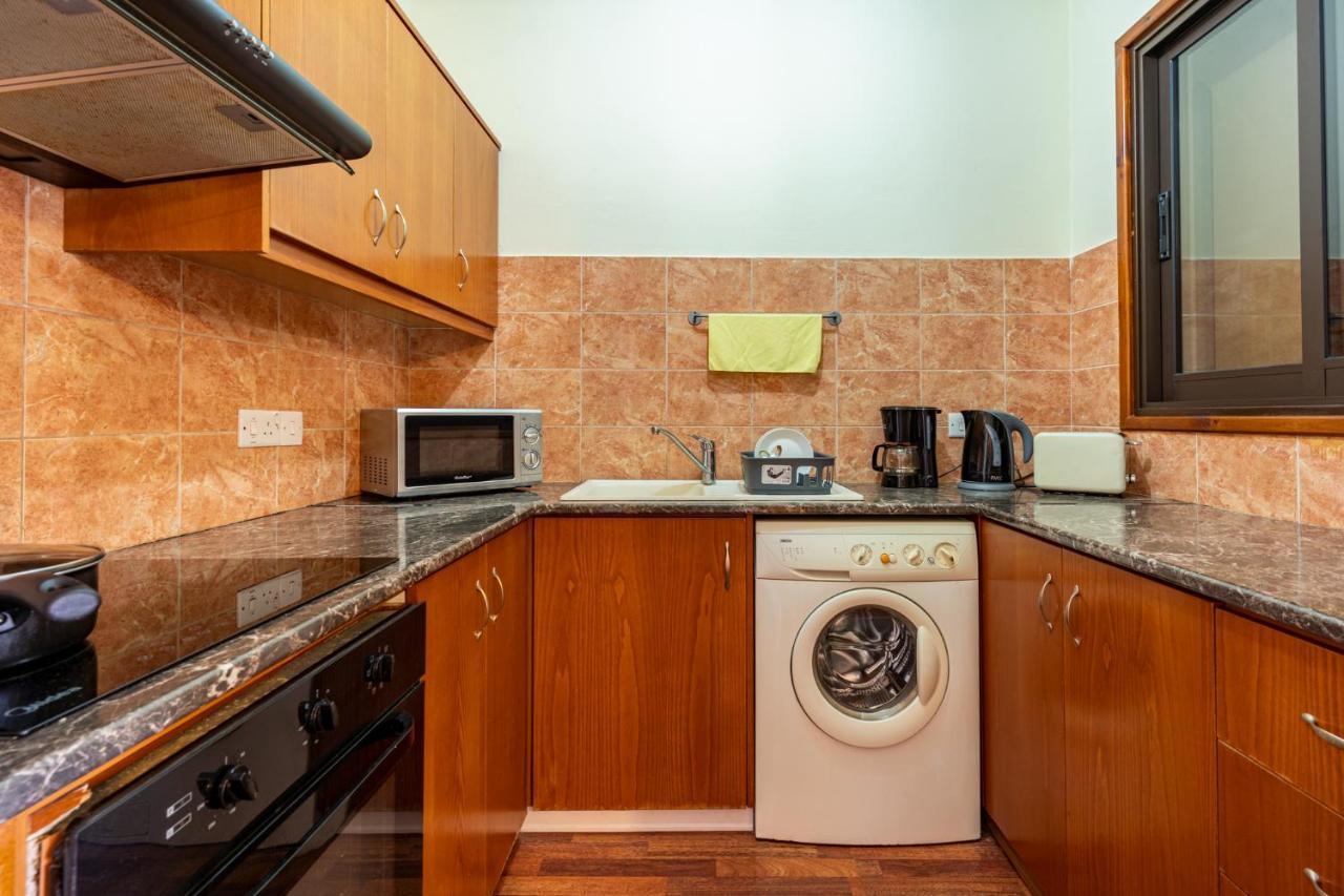 Celine'S 2 Bedrooms Apartment In Larnaca Center Esterno foto